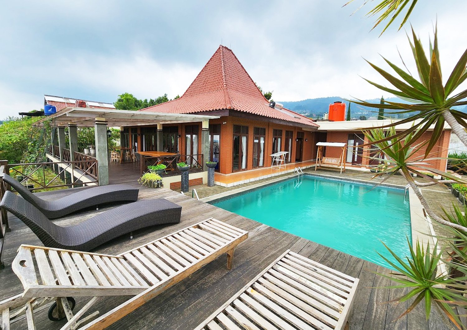 Staycation di Bandung yang Hits dan Instagramable? Sewa Villa Omahe Mande Aja!